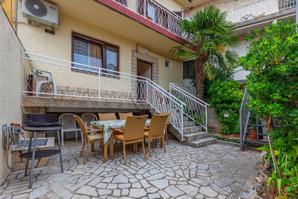 NOVI VINODOLSKI - Manjša hiša blizu centra