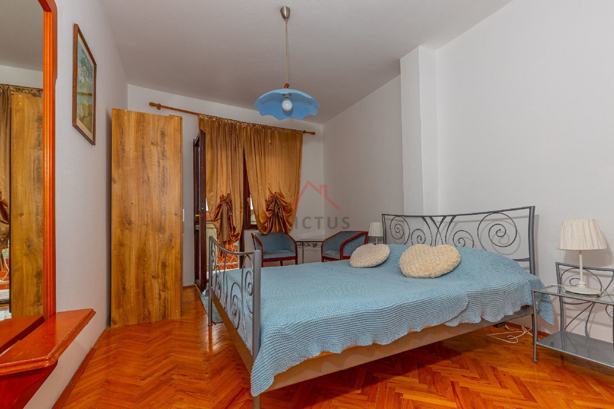 NOVI VINODOLSKI - Manjša hiša blizu centra