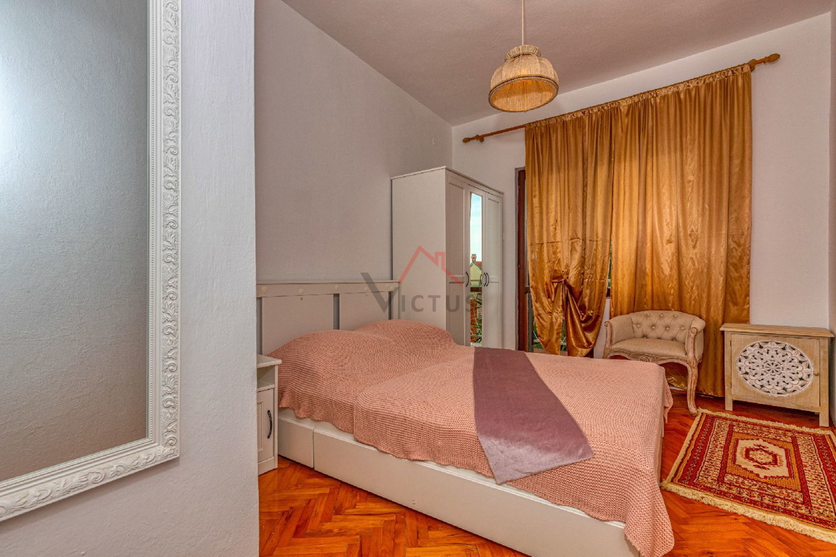 NOVI VINODOLSKI - Manjša hiša blizu centra