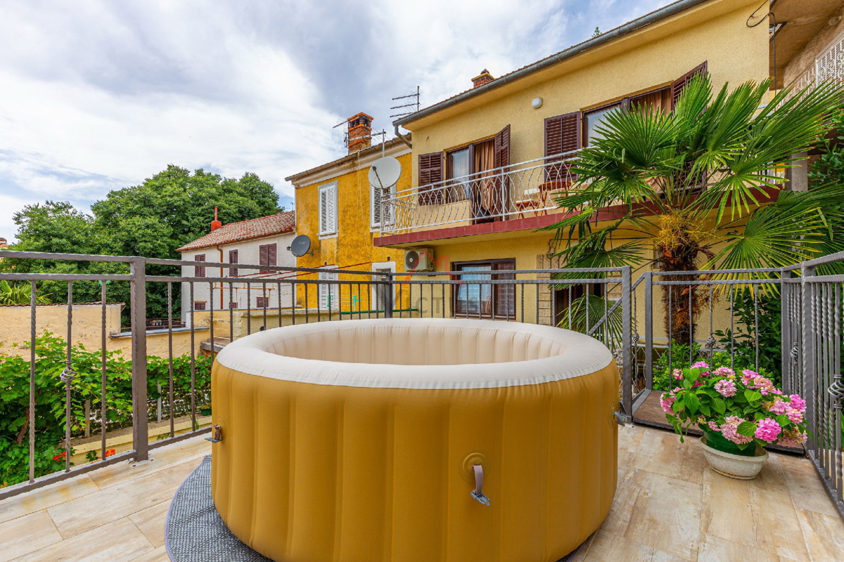 NOVI VINODOLSKI - Manjša hiša blizu centra