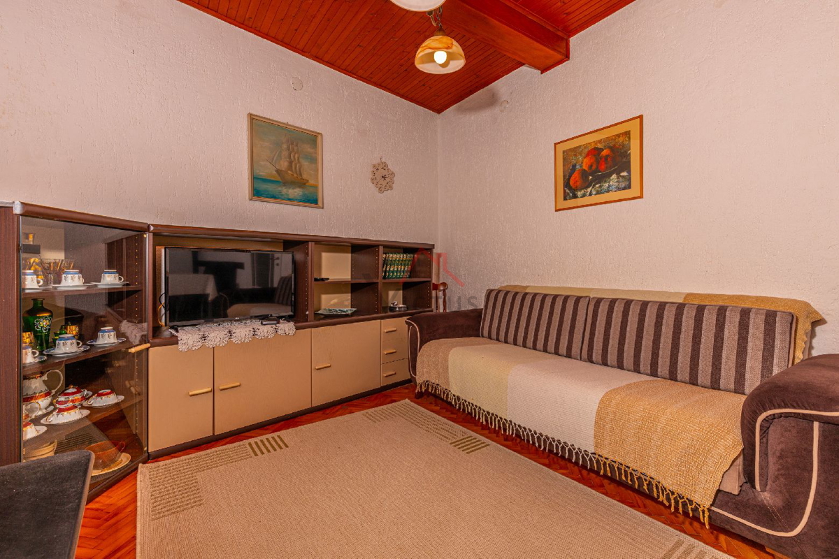 NOVI VINODOLSKI - Manjša hiša blizu centra