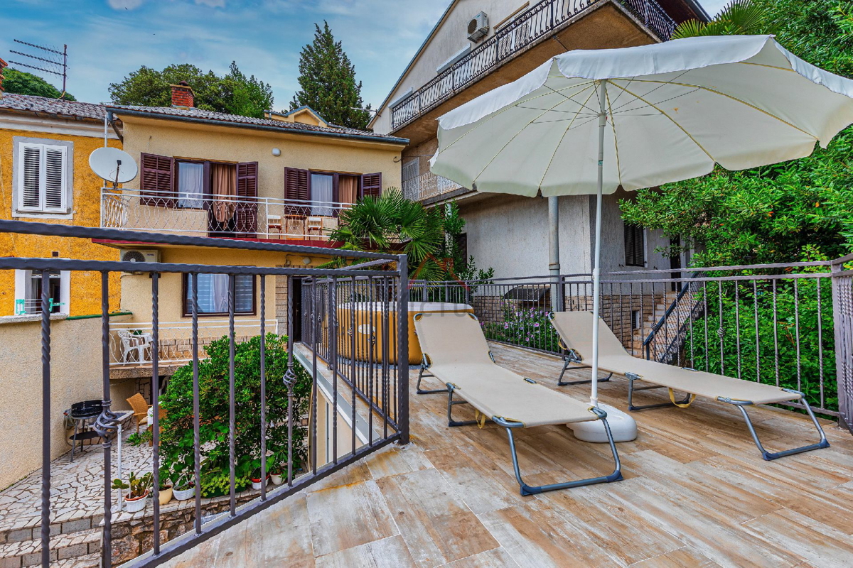 NOVI VINODOLSKI - Manjša hiša blizu centra