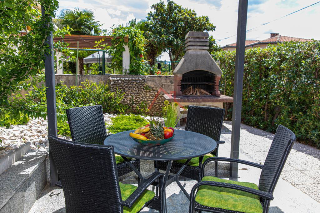 CRIKVENICA - Hiša s 3 apartmaji, 150 m od morja