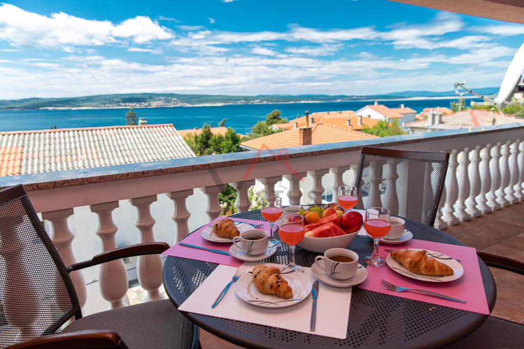 CRIKVENICA - Hiša s 3 apartmaji, 150 m od morja