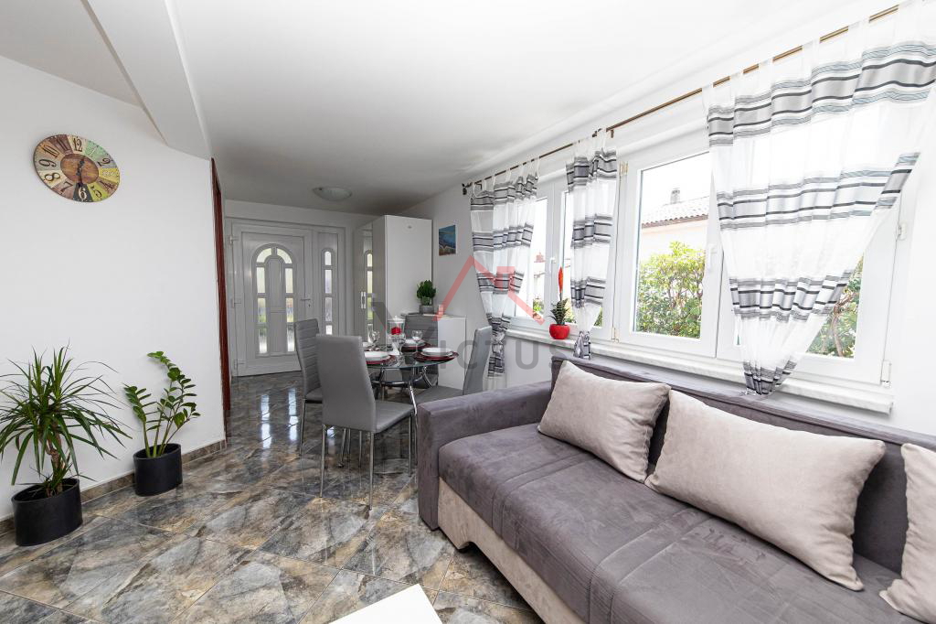 CRIKVENICA - Hiša s 3 apartmaji, 150 m od morja