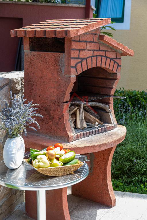 CRIKVENICA - Hiša s 3 apartmaji, 150 m od morja