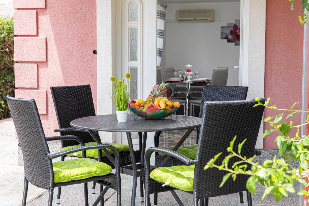 CRIKVENICA - Hiša s 3 apartmaji, 150 m od morja