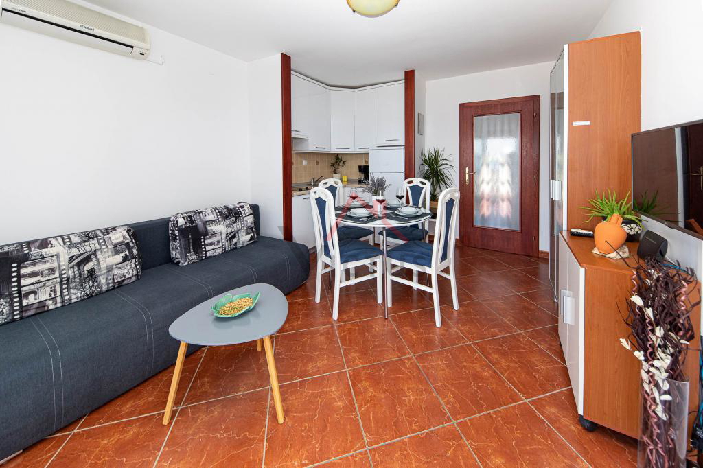 CRIKVENICA - Hiša s 3 apartmaji, 150 m od morja