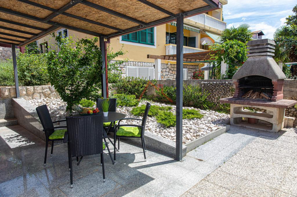 CRIKVENICA - Hiša s 3 apartmaji, 150 m od morja