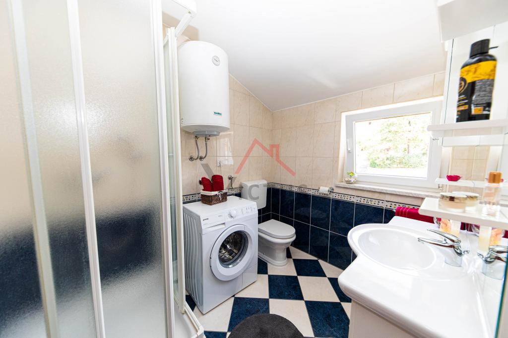 CRIKVENICA - Hiša s 3 apartmaji, 150 m od morja