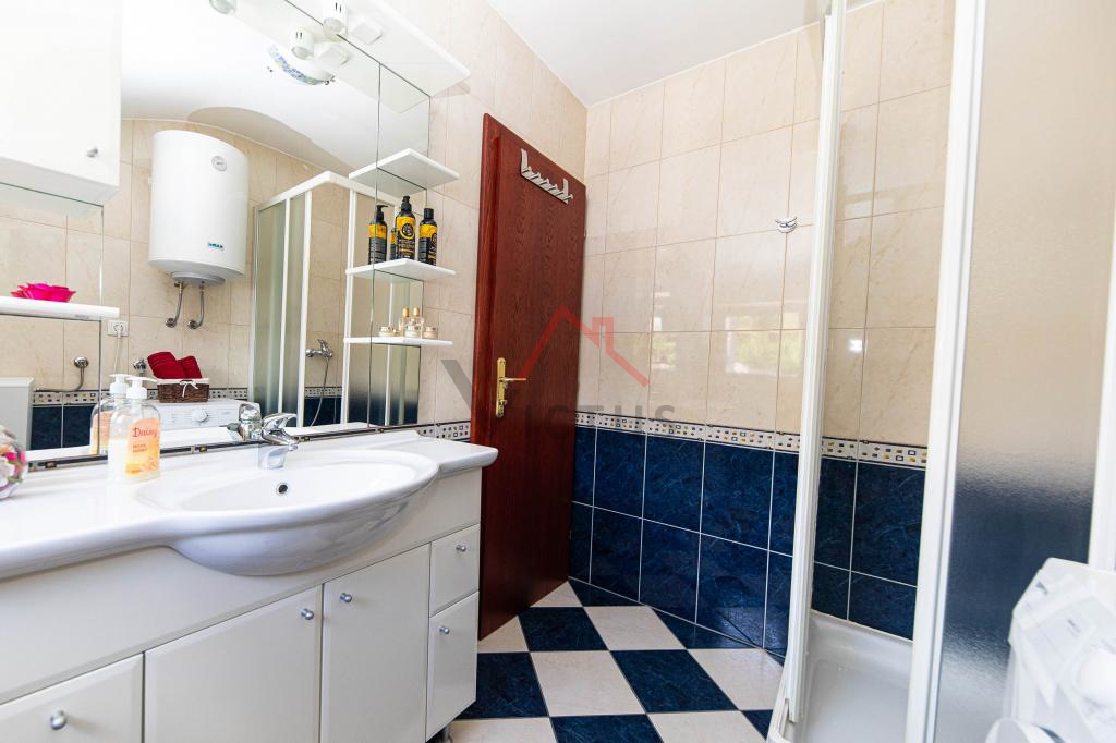 CRIKVENICA - Hiša s 3 apartmaji, 150 m od morja