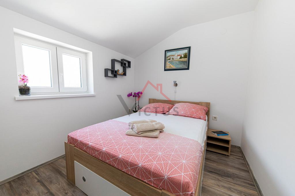 CRIKVENICA - Hiša s 3 apartmaji, 150 m od morja