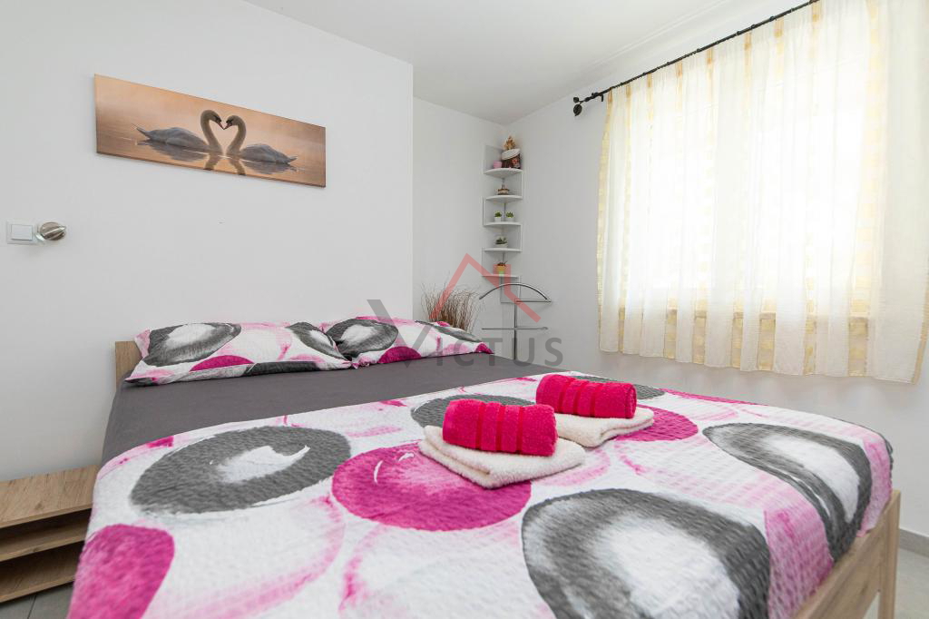 CRIKVENICA - Hiša s 3 apartmaji, 150 m od morja