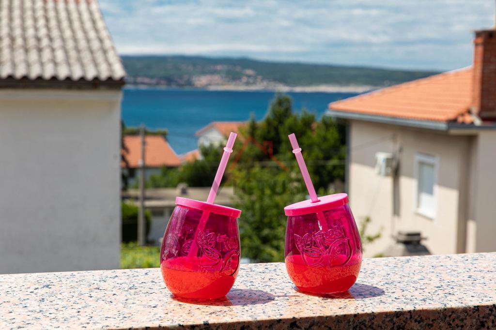 CRIKVENICA - Hiša s 3 apartmaji, 150 m od morja