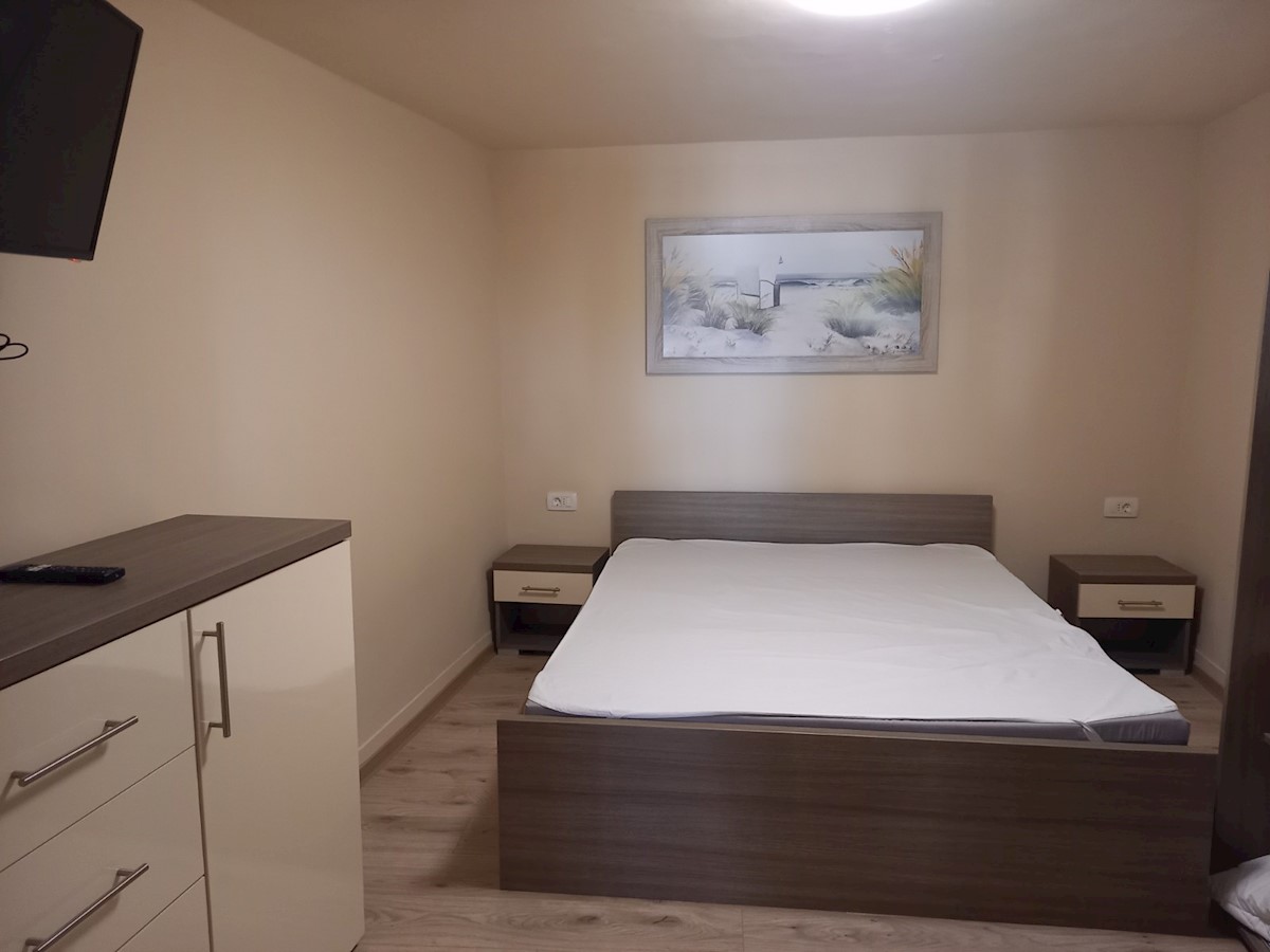 Apartma s čudovitim zasebnim vrtom 200 m2, teraso ,100 m od morja