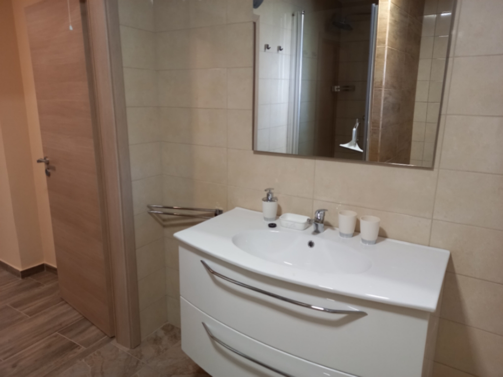 Apartma s čudovitim zasebnim vrtom 200 m2, teraso ,100 m od morja