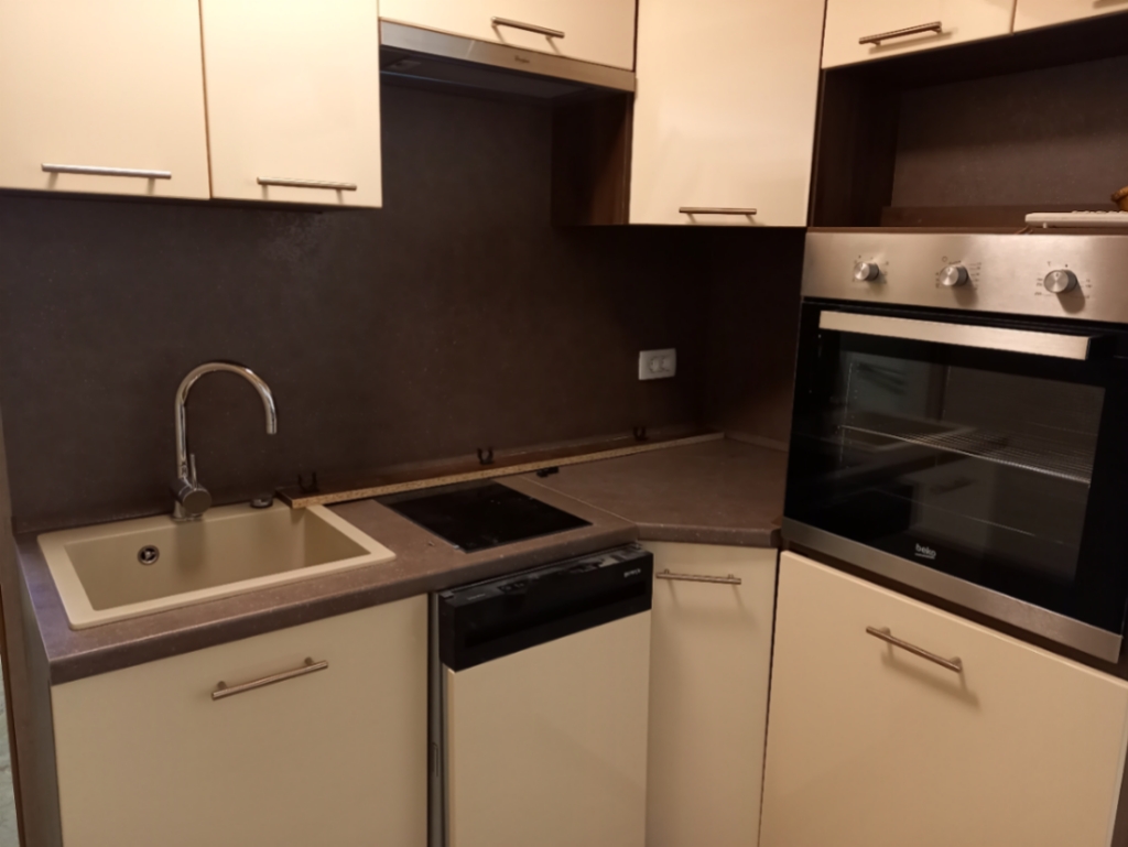 Apartma s čudovitim zasebnim vrtom 200 m2, teraso ,100 m od morja