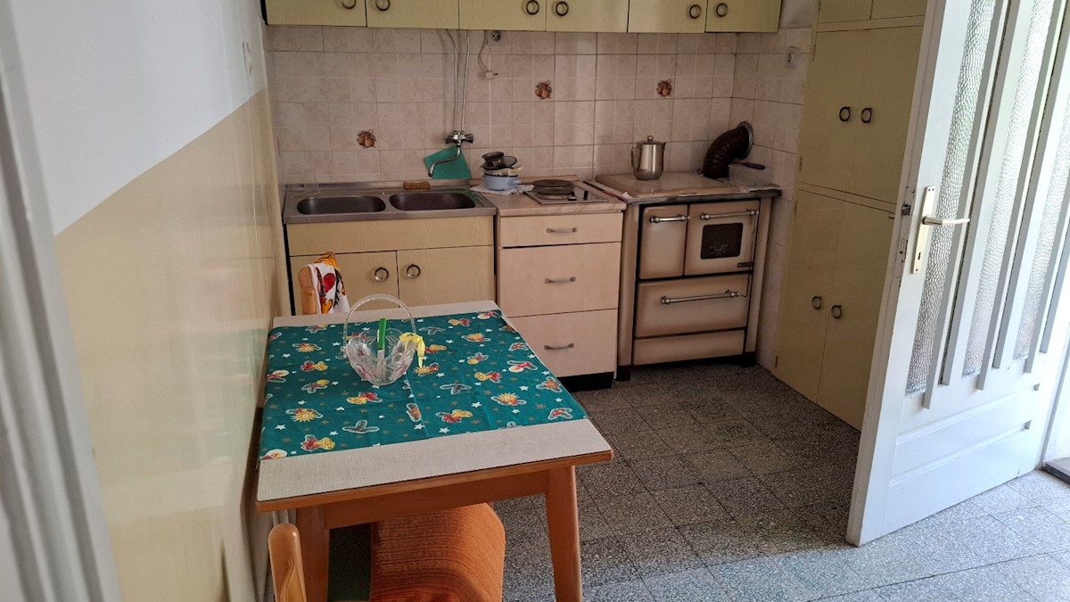 KAMNITA HIŠA SAMO 400M OD MORJA, ODPRT POGLED NA MORJE