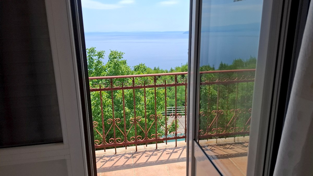 KAMNITA HIŠA SAMO 400M OD MORJA, ODPRT POGLED NA MORJE