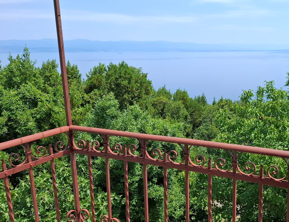 DVE KAMNITI HIŠI, MIRNO OKOLJE, ODPRT POGLED NA MORJE