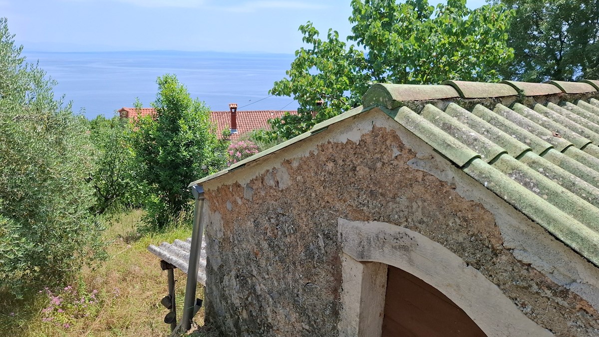 DVE KAMNITI HIŠI, MIRNO OKOLJE, ODPRT POGLED NA MORJE