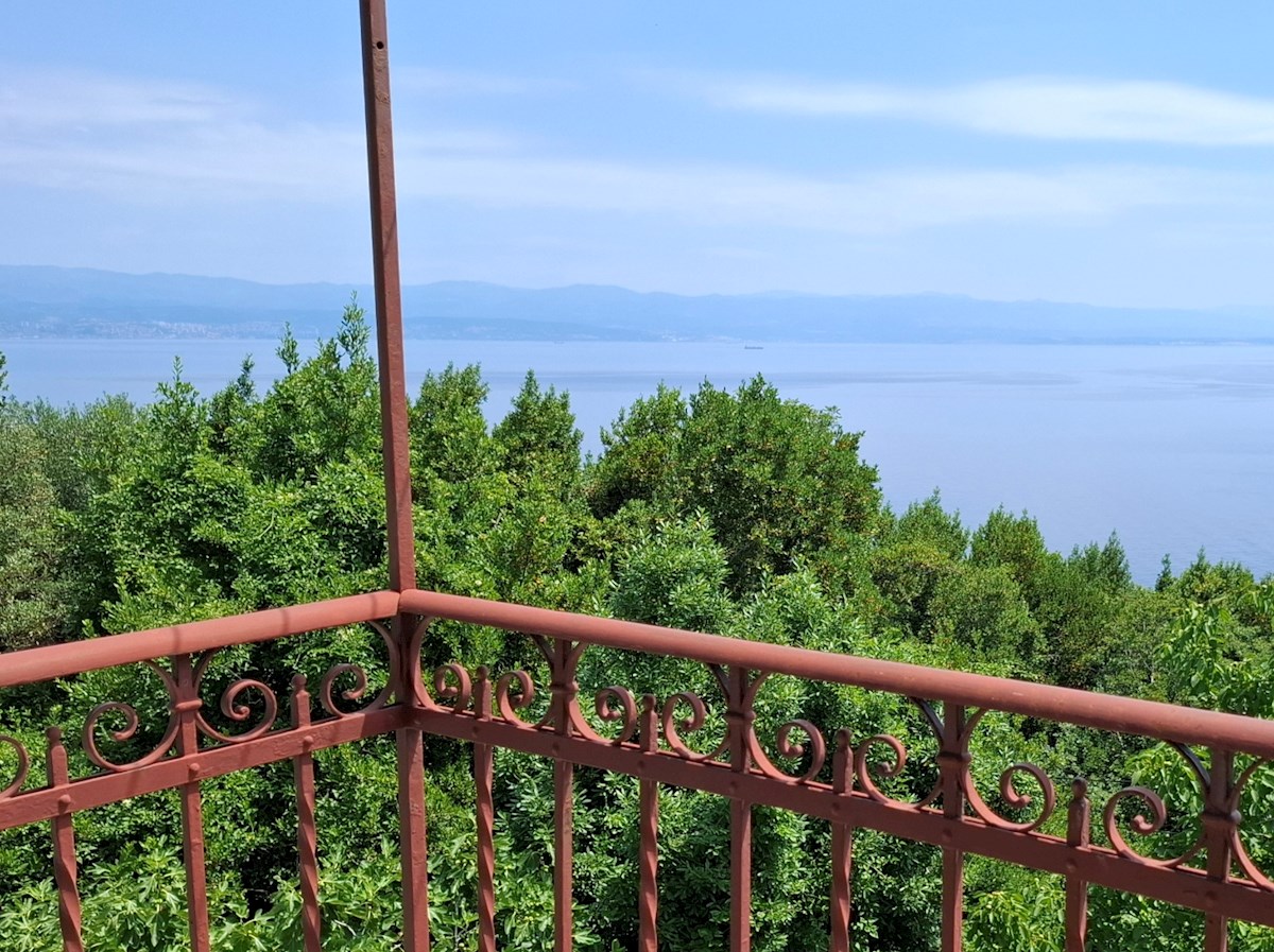 DVE KAMNITI HIŠI, MIRNO OKOLJE, ODPRT POGLED NA MORJE