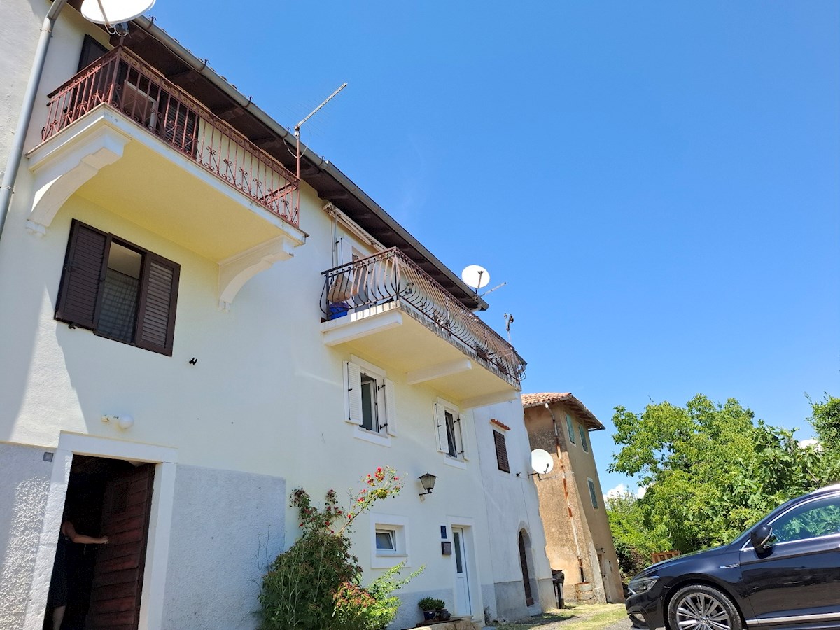 DVE KAMNITI HIŠI, MIRNO OKOLJE, ODPRT POGLED NA MORJE