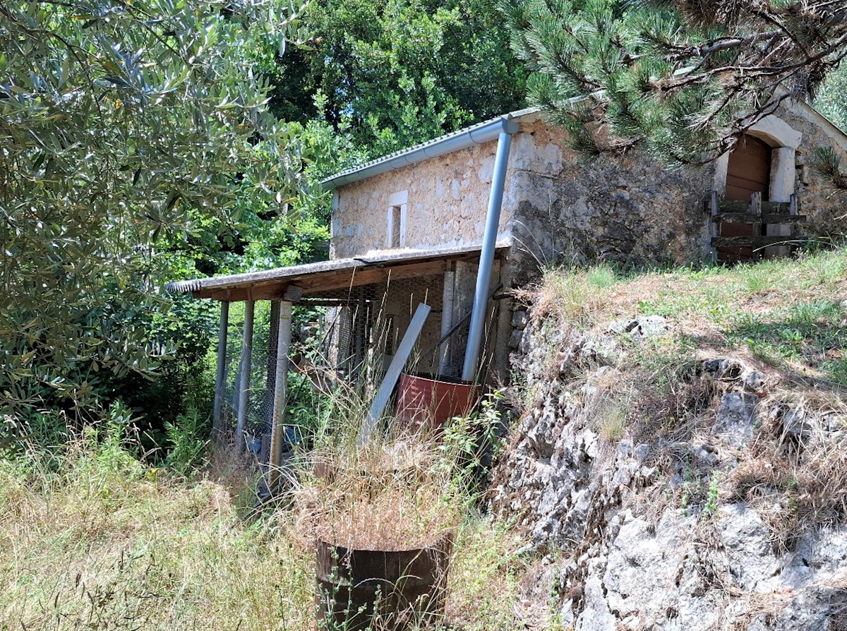 DVE KAMNITI HIŠI, MIRNO OKOLJE, ODPRT POGLED NA MORJE