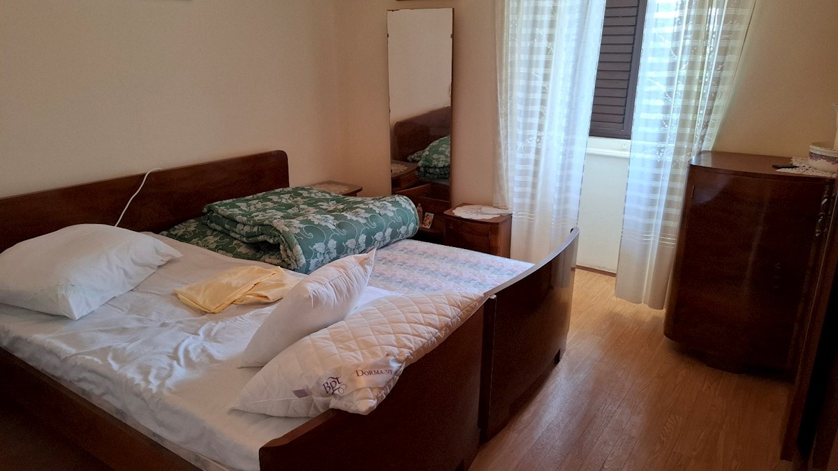 DVE KAMNITI HIŠI, MIRNO OKOLJE, ODPRT POGLED NA MORJE