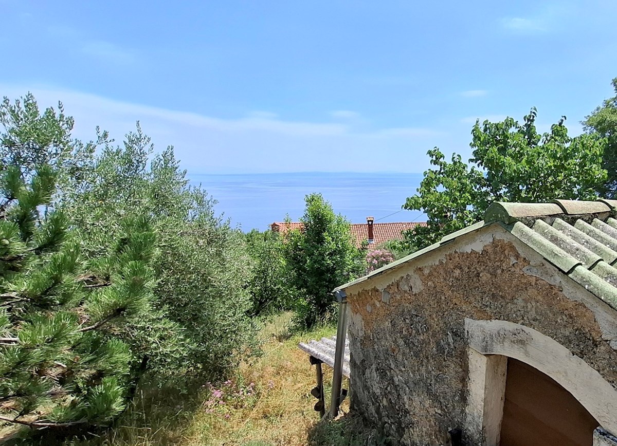 DVE KAMNITI HIŠI, MIRNO OKOLJE, ODPRT POGLED NA MORJE