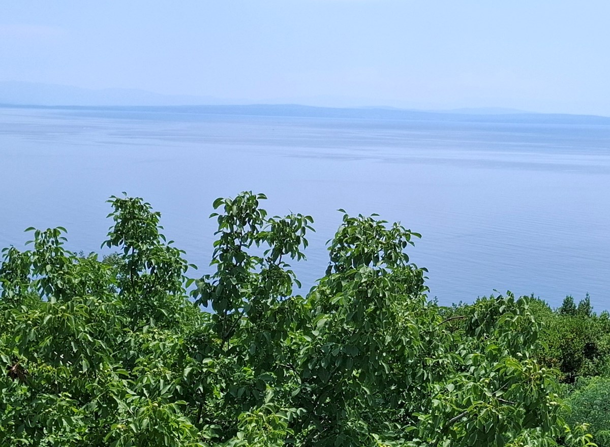 DVE KAMNITI HIŠI, MIRNO OKOLJE, ODPRT POGLED NA MORJE