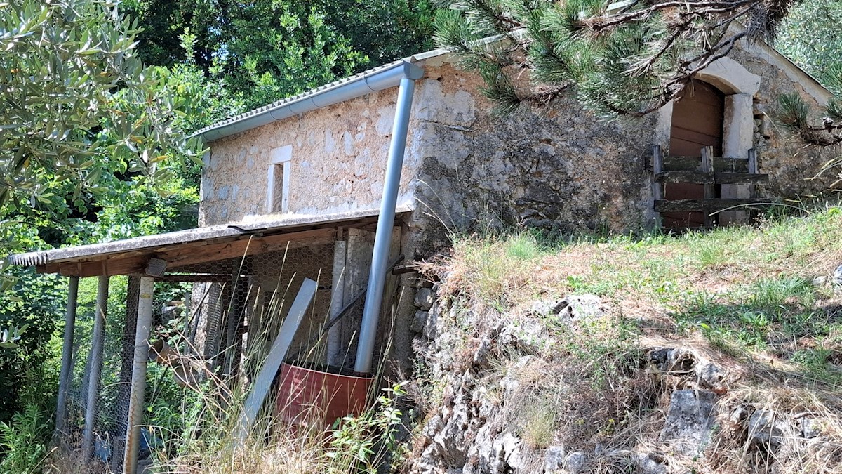 DVE KAMNITI HIŠI, MIRNO OKOLJE, ODPRT POGLED NA MORJE