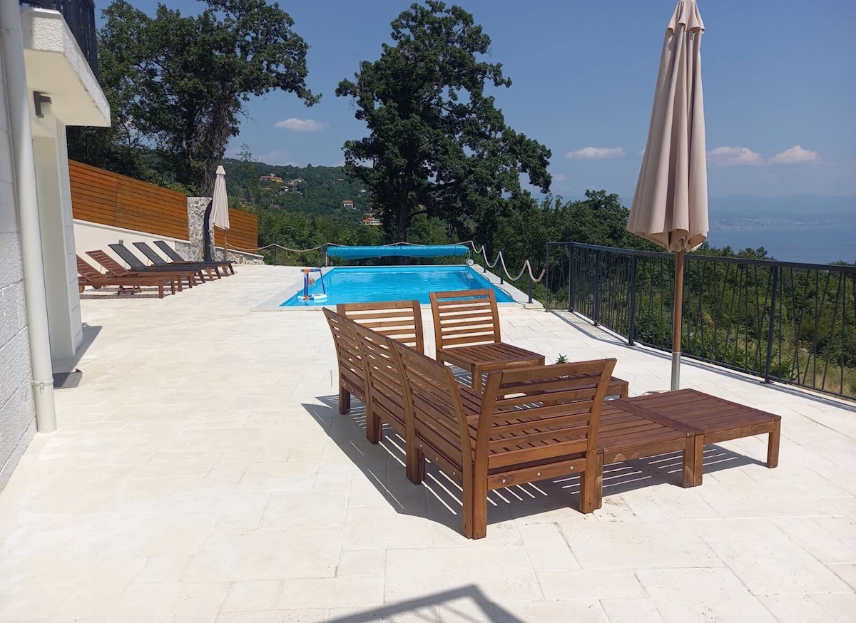 Nova sredozemska hiša z bazenom in pogledom na morje
