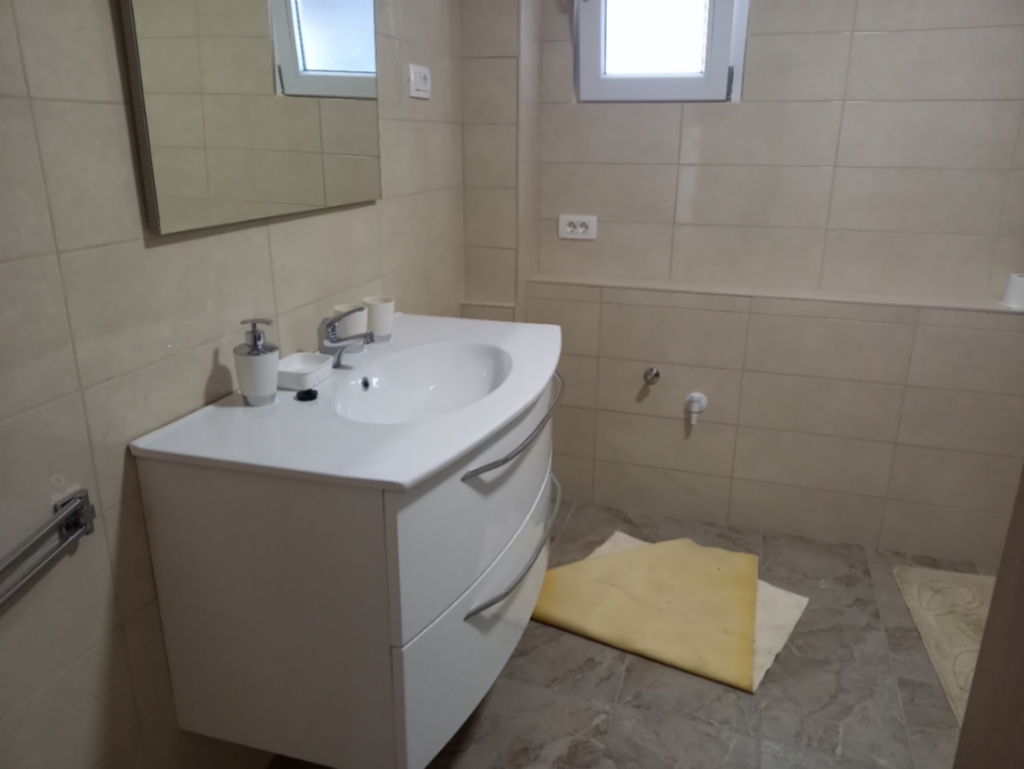 Apartma s čudovitim zasebnim vrtom 200 m2, teraso ,100 m od morja