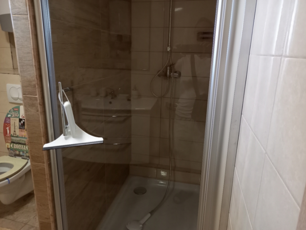 Apartma s čudovitim zasebnim vrtom 200 m2, teraso ,100 m od morja