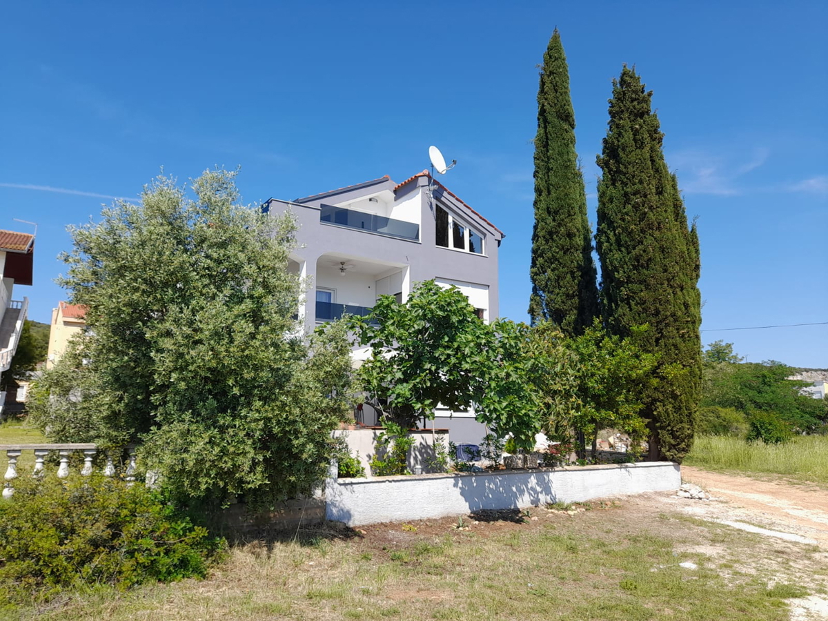 Sveti Petar na Moru, obnovljena hiša, 3 stanovanja (195 m2), 50 metrov od morja, razgled!