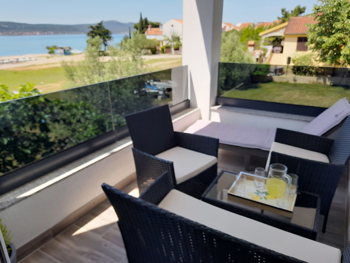 Sveti Petar na Moru, obnovljena hiša, 3 stanovanja (195 m2), 50 metrov od morja, razgled!