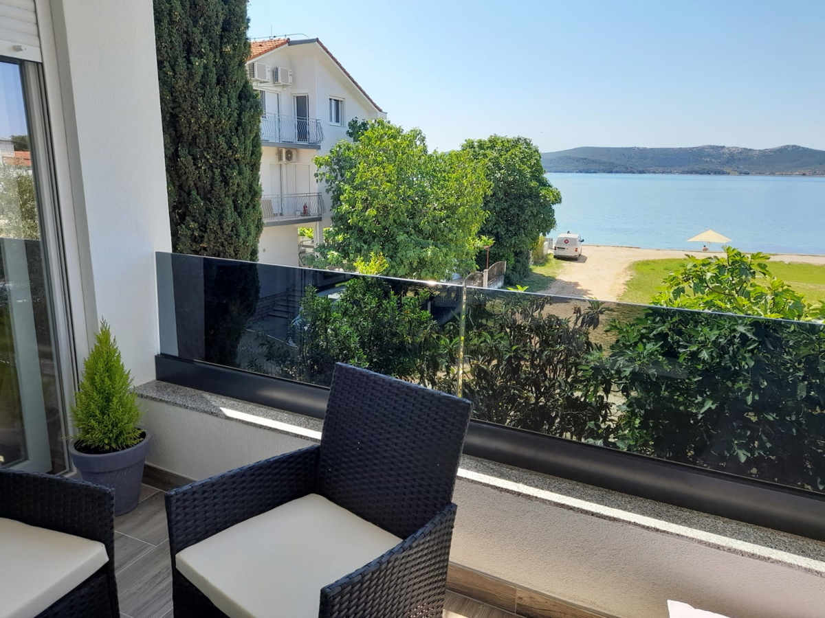 Sveti Petar na Moru, obnovljena hiša, 3 stanovanja (195 m2), 50 metrov od morja, razgled!