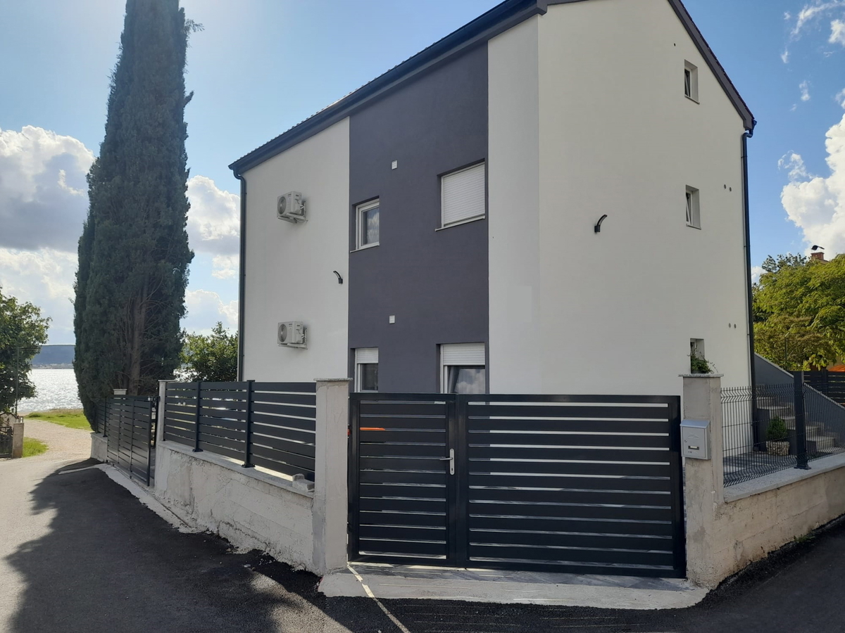 Sveti Petar na Moru, obnovljena hiša, 3 stanovanja (195 m2), 50 metrov od morja, razgled!