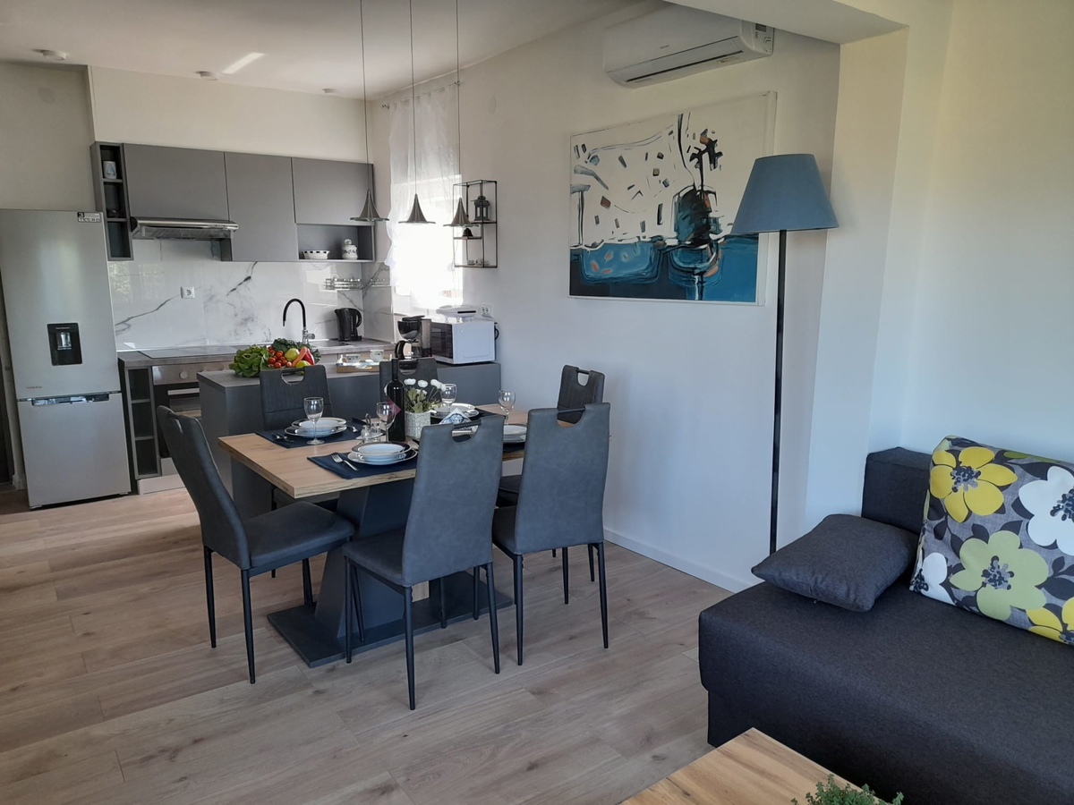 Sveti Petar na Moru, obnovljena hiša, 3 stanovanja (195 m2), 50 metrov od morja, razgled!