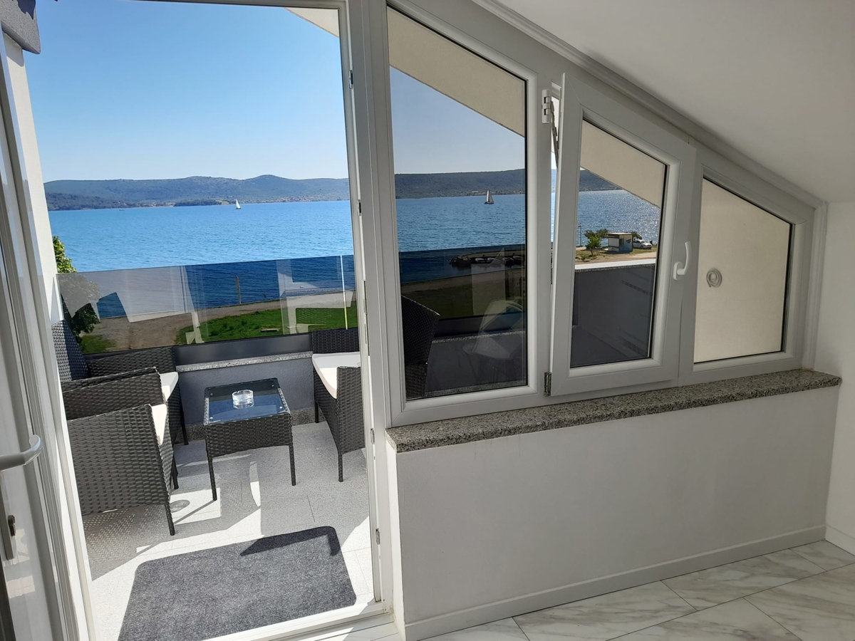 Sveti Petar na Moru, obnovljena hiša, 3 stanovanja (195 m2), 50 metrov od morja, razgled!