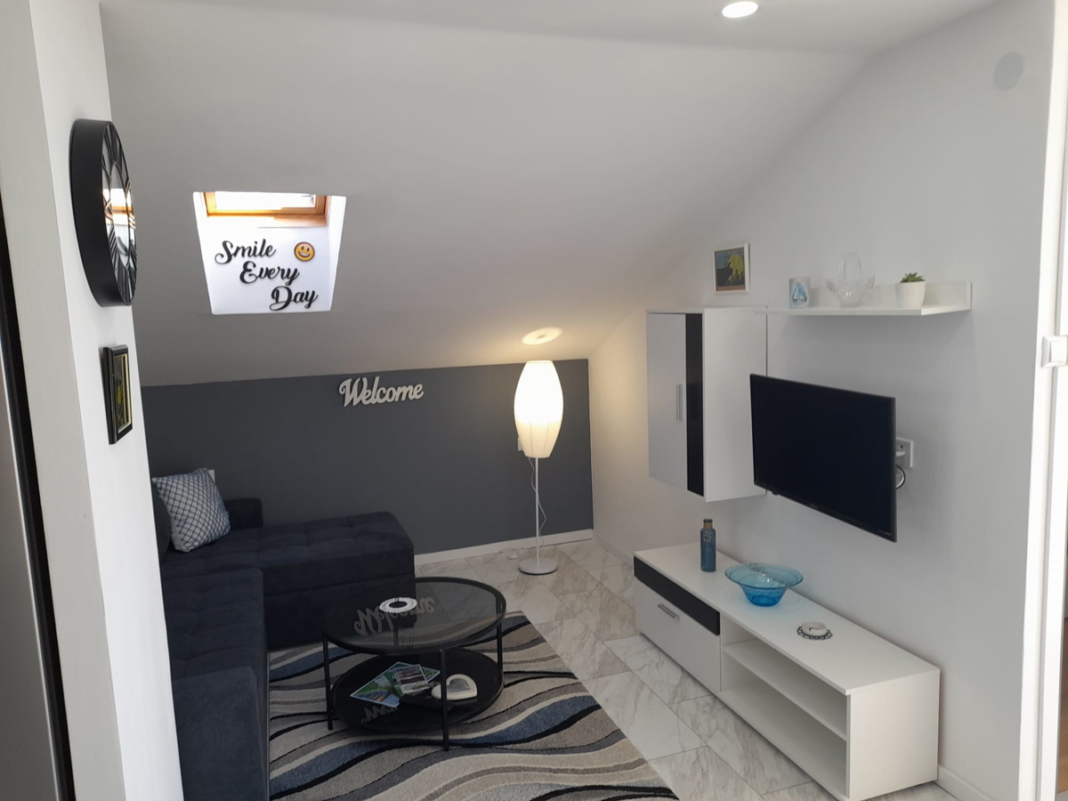 Sveti Petar na Moru, obnovljena hiša, 3 stanovanja (195 m2), 50 metrov od morja, razgled!