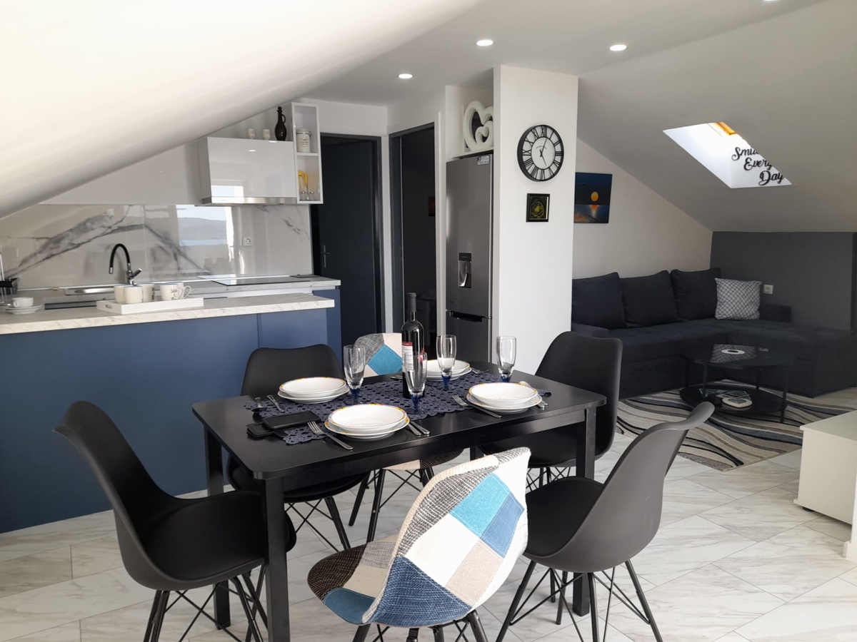 Sveti Petar na Moru, obnovljena hiša, 3 stanovanja (195 m2), 50 metrov od morja, razgled!