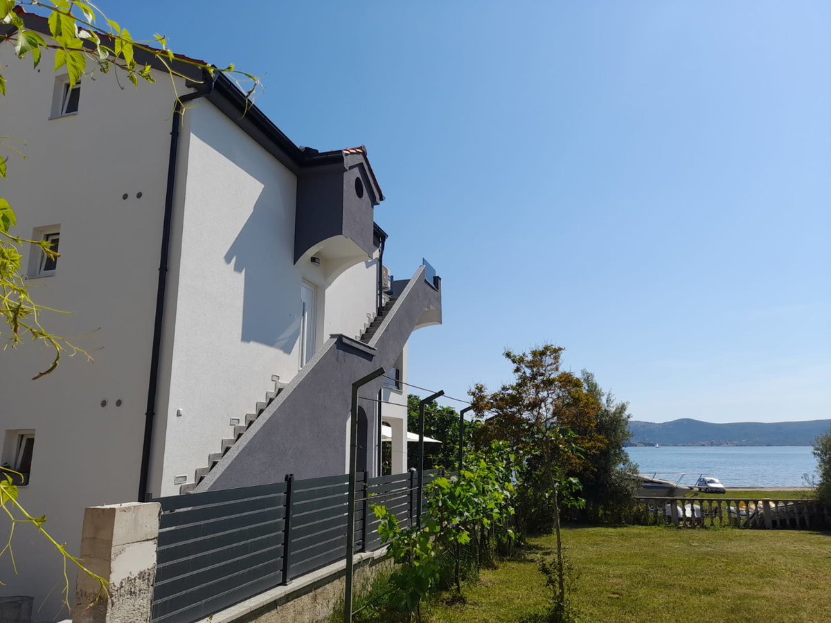 Sveti Petar na Moru, obnovljena hiša, 3 stanovanja (195 m2), 50 metrov od morja, razgled!
