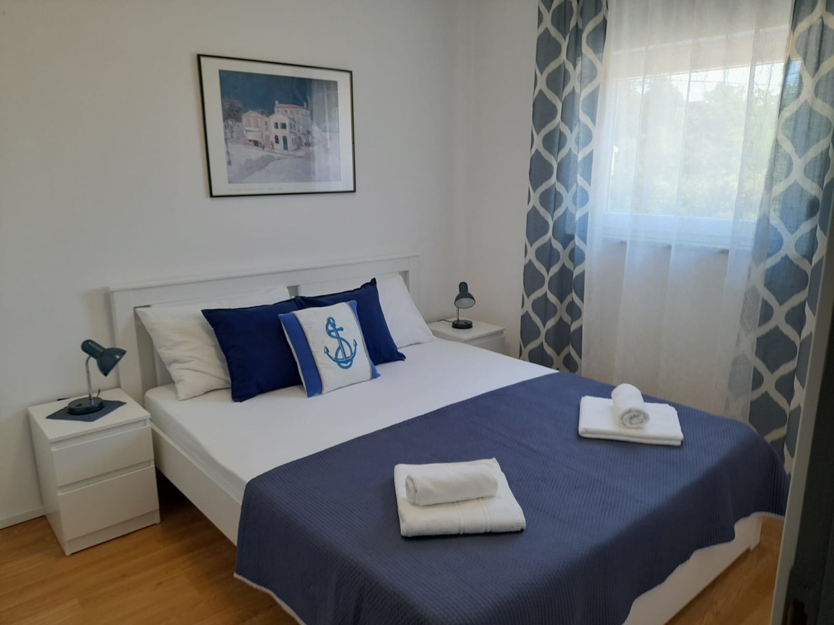 Sveti Petar na Moru, obnovljena hiša, 3 stanovanja (195 m2), 50 metrov od morja, razgled!