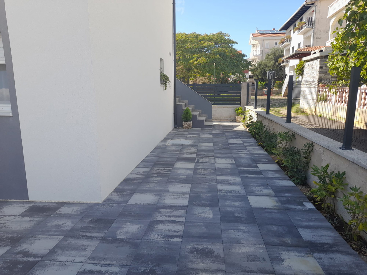 Sveti Petar na Moru, obnovljena hiša, 3 stanovanja (195 m2), 50 metrov od morja, razgled!