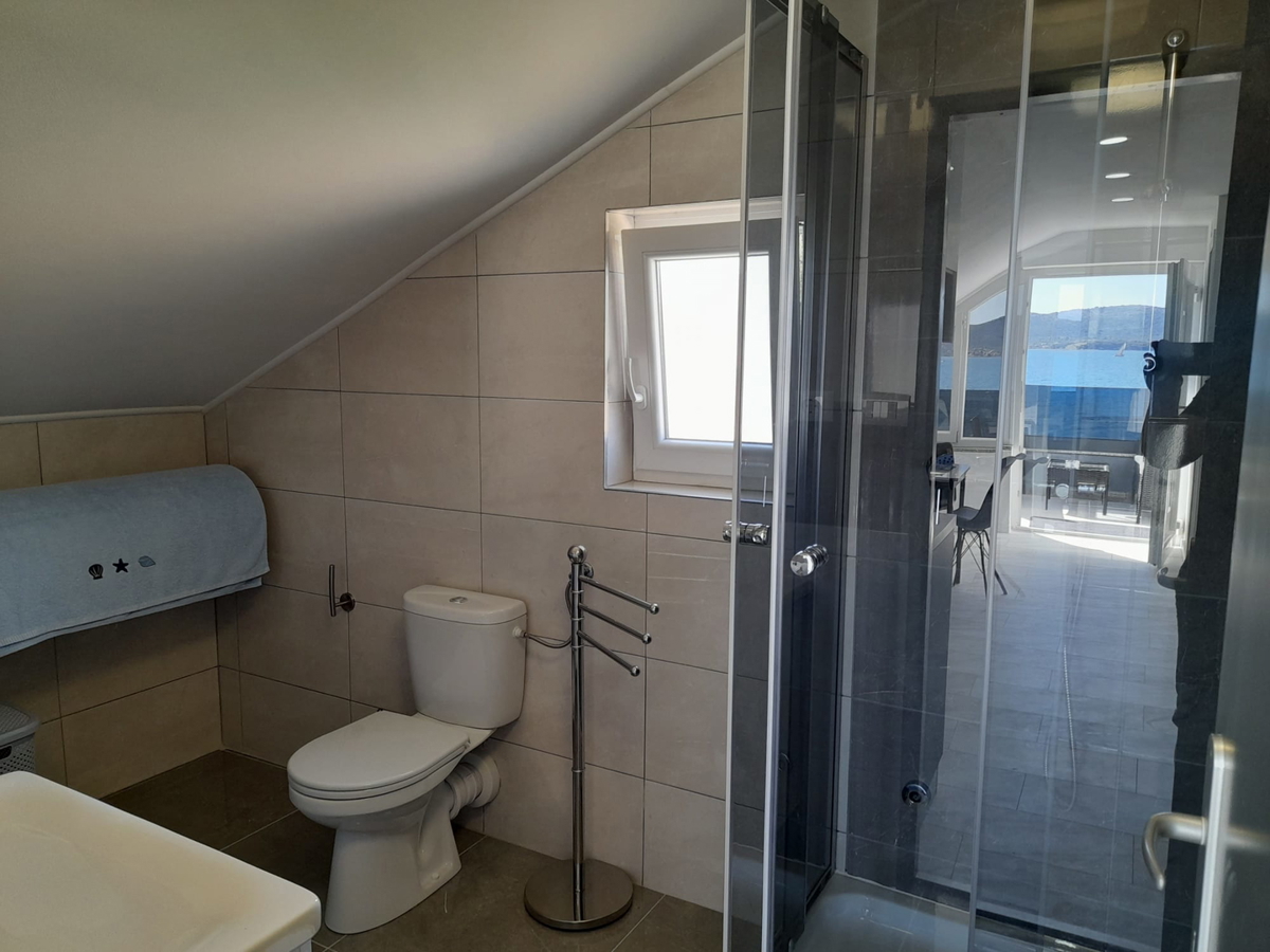 Sveti Petar na Moru, obnovljena hiša, 3 stanovanja (195 m2), 50 metrov od morja, razgled!