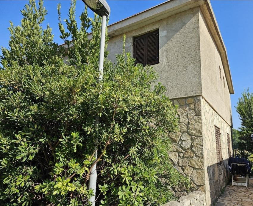 Vrsi Žukve, hiša (194 m2) z garažo, za adaptacijo + dokončan projekt, 30 metrov od plaže