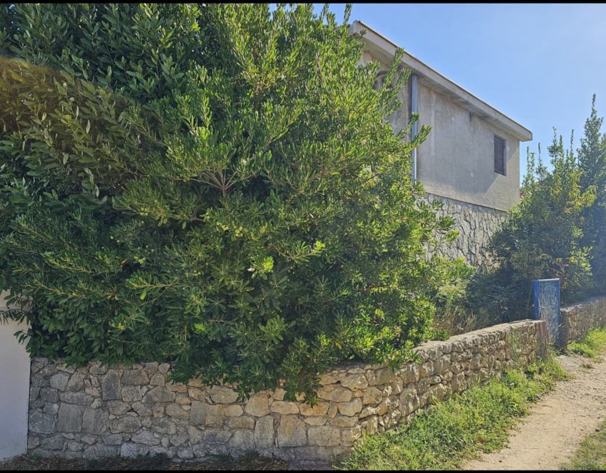 Vrsi Žukve, hiša (194 m2) z garažo, za adaptacijo + dokončan projekt, 30 metrov od plaže