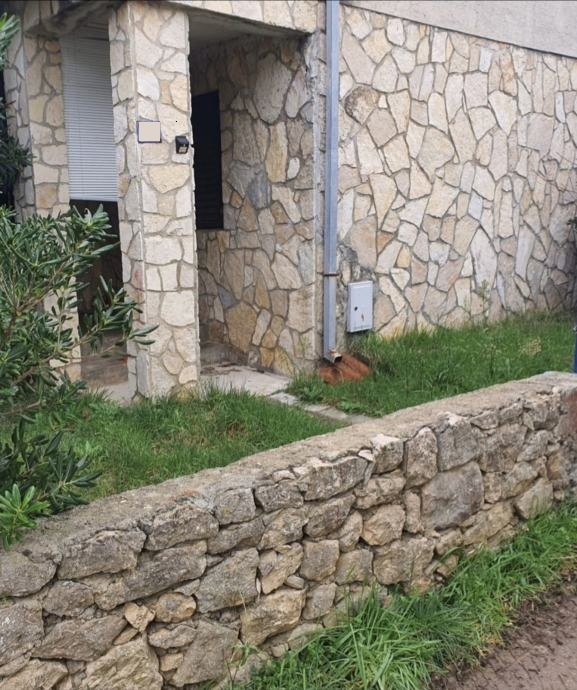 Vrsi Žukve, hiša (194 m2) z garažo, za adaptacijo + dokončan projekt, 30 metrov od plaže